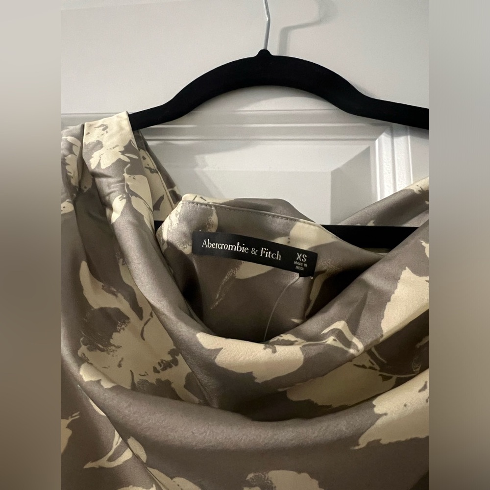 Abercrombie & Fitch Stretch Satin Draped Midi Dress in Grey Floral - Picture 6 of 9